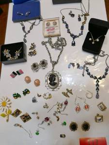 lot 113 image: Group of jewelry necklaces and ear rings