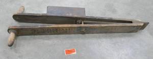 lot 122 image: Vintage Triumph corn planter in good condition