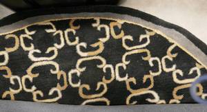 lot 165 image: New 6 ft round 100% wool rug, blackgold