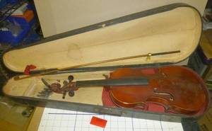 lot 166 image: An old violin that needs a lot of TLC