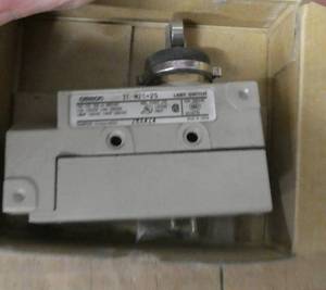 lot 169 image: Omron Ze-Na2-2S Limit Switch, Plunger, Roller Lever, Spdt, 15A  250VAC