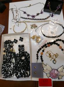 lot 177 image: Lot of Jewelry, necklaces and bracelets