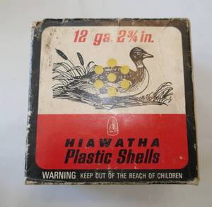 lot 259 image: Vintage 12 gauge Hiawatha shells box with 11 shells