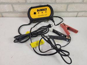 lot 532 image: DeWalt 4A Waterproof Battery Charger - Model DXAEWPC4