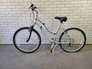 lot 548 image: Schwinn Searcher Womens 26 Bicycle 7-Speed - NO SHIPPING