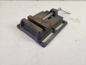 lot 554 image: 4 Cast Iron Drill Press Vise