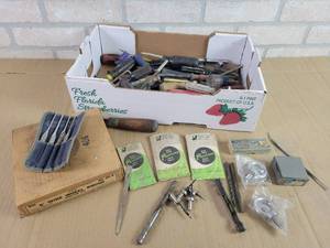 lot 567 image: Large Lot of Screwdrivers and More