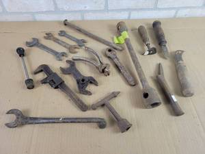 lot 579 image: Assorted Antique and Vintage Hand Tools