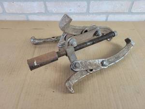 lot 581 image: Pittsburgh 3-Jaw 8 Puller