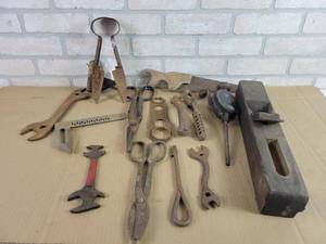 lot 603 image: Assorted Antique and Vintage Hand Tools