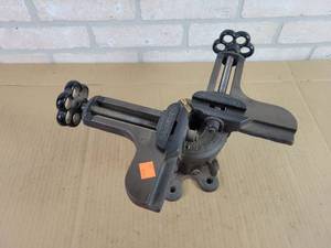 lot 614 image: STANLEY TOOL No. 400 Corner MITER CLAMP - Made in USA