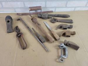 lot 639 image: Assorted Antique and Vintage Hand Tools