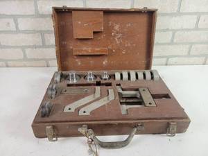 lot 662 image: Vintage Puller Kit in Wood Case