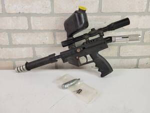 lot 771 image: Tiger Shark Paintball Gun and Cartridge
