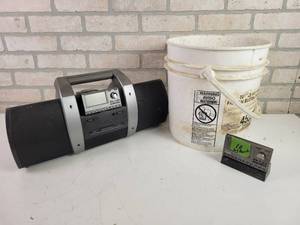 lot 773 image: SIRIUS Radio w Accessories - NO SHIPPING