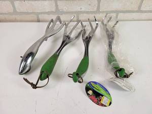 lot 812 image: (4) NEW Green Thumb Hand Cultivators - Cast Aluminum