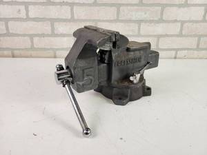 lot 851 image: Craftsman 5 Bench Vise