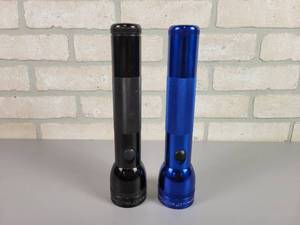 lot 865 image: (2) 10 Aluminum Original Mag-Lite Flashlights