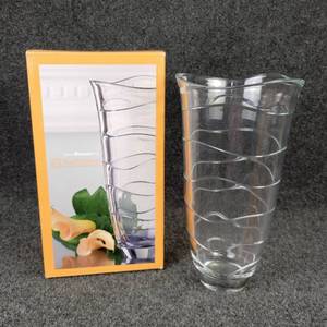 lot 633 image: NEW Blossom Vase by NACHTMANN - Lead Glass, Made in Germany