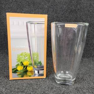 lot 639 image: NEW Carr Vase by NACHTMANN - Lead Glass, Made in Germany
