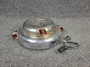 lot 644 image: Vintage Chrome Art Deco-Styled GE Electric Waffle Iron, Model 119W4