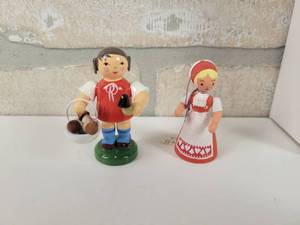 lot 569 image: (2) Erzgebirge Wooden Figures - 2.25 Tall Each - Made in Germany