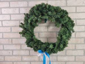 lot 573 image: 24 Christmas Wreath - NO SHIPPING