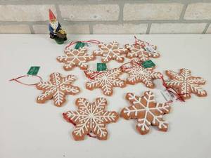 lot 584 image: (10) New Christmas Ornaments