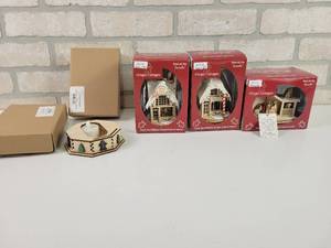 lot 585 image: Assorted Ginger Cottages Christmas Dcor