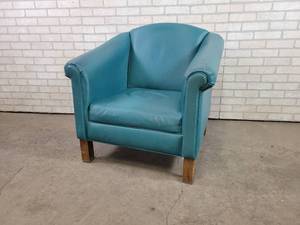 lot 611 image: Padded Vinyl Chair - NO SHIPPING