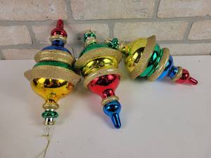 lot 626 image: (3) Pacific Rim Glass Christmas Ornaments