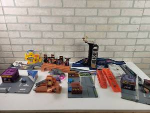 lot 677 image: Large Lot of Hot Wheels City Playsets  Matchbox Set