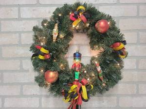 lot 724 image: 18 Pre-Lit Christmas Wreath w Inge-Glas Ornaments