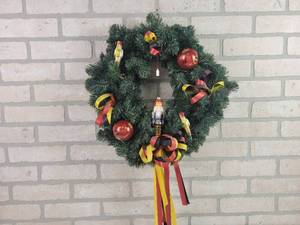 lot 725 image: 16 Christmas Wreath w Inge-Glas Ornaments