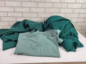 lot 887 image: Green Table Cover w Skirt for 72 x 36 Tables - Skirts are 28 Tall  (2) Table Cloths