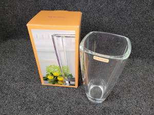 lot 635 image: NEW Carr Vase by NACHTMANN - Lead Glass, Made in Germany