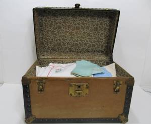 lot 58 image: Very Cool Vintage 1930s era Smaller Size Travel Trunk Full of Vintage Linens