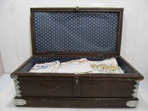 lot 59 image: Very Cool Vintage Travel Trunk Full of Vintage Linens