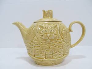 lot 79 image: Vintage Yellow WADE Ceramic Teapot wOwl & Cat