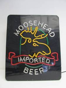 lot 81 image: Working Vintage MOOSEHEAD Lighted Beer Sign