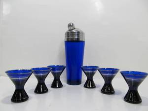 lot 38 image: Original 1930s era Art Deco Chrome & Cobalt Blue Glass Cocktail Shaker & Glasses