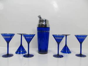 lot 45 image: Original 1930s era Art Deco Chrome & Cobalt Blue Glass Cocktail Shaker & Martini Glasses
