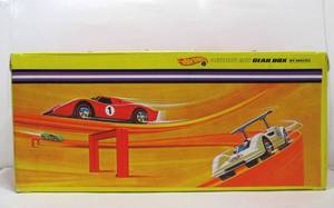 lot 202 image: Vintage HOT WHEELS Gear Box Playset 