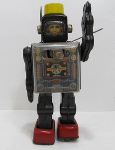 lot 213 image: Vintage Japanese Tin Toy Fighting Robot Spaceman Toy