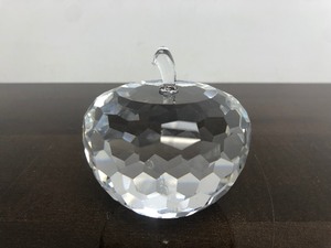lot 164 image: Large Swarovski Style Crystal Apple Paperweight by Simon Designs