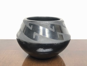 lot 152 image: Excellent Old Black on Black Native American Pottery Jar or Vase by Tonita & Juan Roybal