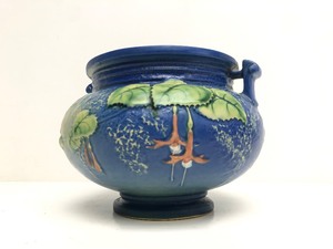 lot 158 image: Superb Vintage 1930s ROSEVILLE Fuchsia Blue Art Pottery Vase 