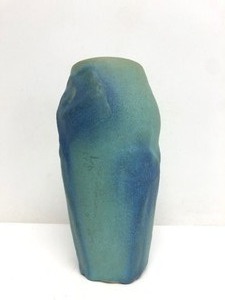 lot 159 image: Lovely Vintage Signed VAN BRIGGLE Art Pottery Vase