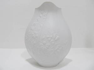 lot 266 image: Excellent Quality White on White Porcelain KAISER Vase