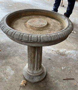 lot 289 image: HEAVY Solid Cement Birdbath 